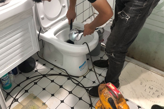 君山马桶堵塞自己疏通还是找师傅?专业上门服务让你省时更省心